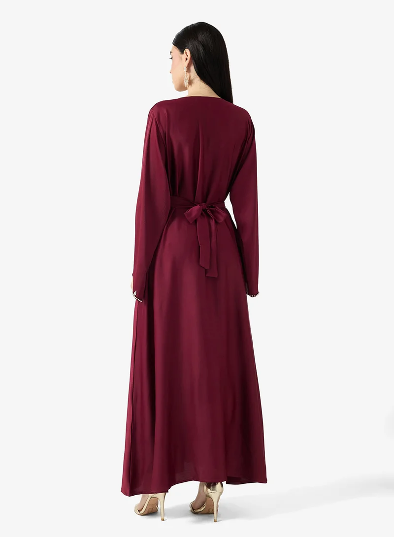 هيا كلوزيت جلابية مطرزة بالزهور بلفّة أمامية وحزام